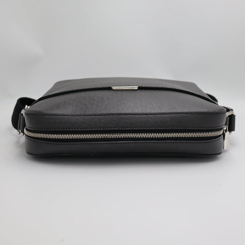 Pre-Owned #2981 Louis Vuitton Taiga Anton Messenger PM Crossbody Bag M33426